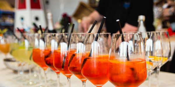 Verschiedene Aperitifs für ein Buffet