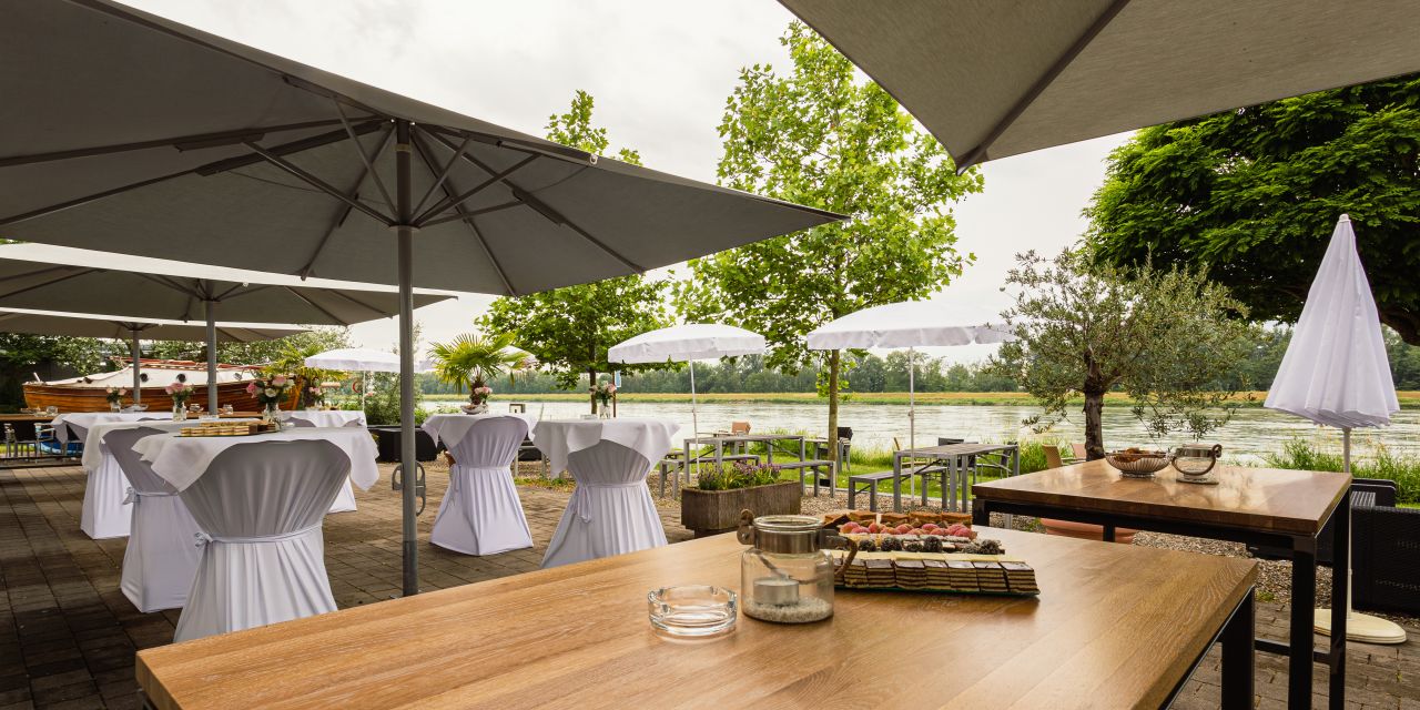 Festliche Terrasse direkt am Rhein